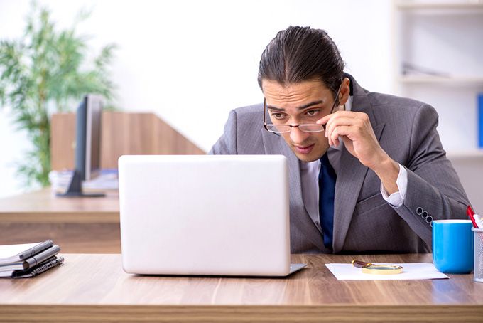 Coursera Python: man confused looking at his computer